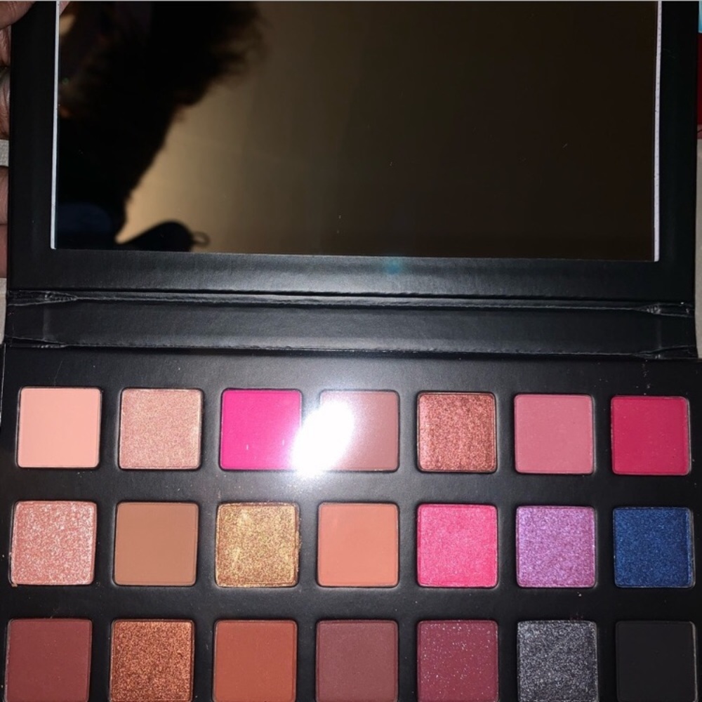 (SOLD) NWT Kylie Cosmetics SIPPING PRETTY palette - Picture 2 of 3